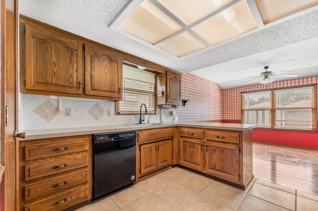 3237 S Kings Avenue, Springfield, MO 65807