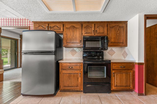 3237 S Kings Avenue, Springfield, MO 65807