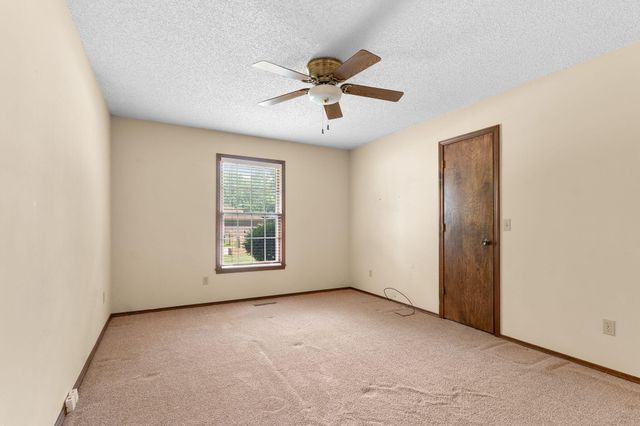 3237 S Kings Avenue, Springfield, MO 65807