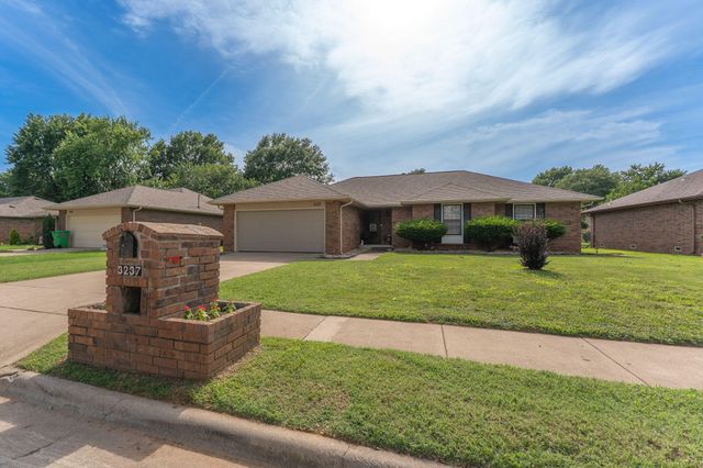 3237 S Kings Avenue, Springfield, MO 65807