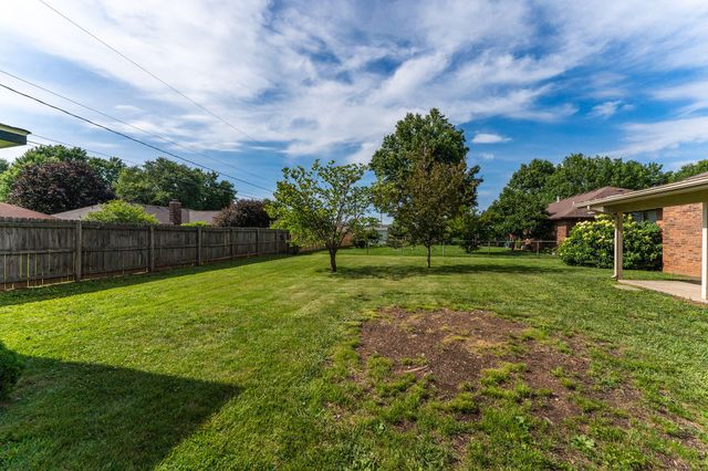 3237 S Kings Avenue, Springfield, MO 65807