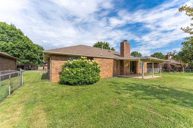 3237 S Kings Avenue, Springfield, MO 65807