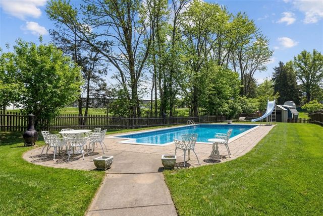 17 Grant Cir, South Fayette, PA 15057