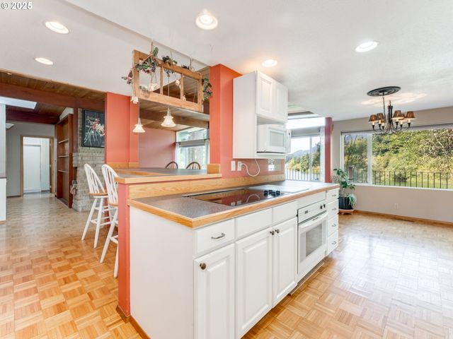 2020 GREENLEAF Dr, North Bonneville, WA 98639