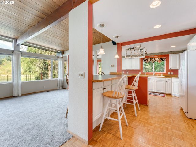 2020 GREENLEAF Dr, North Bonneville, WA 98639