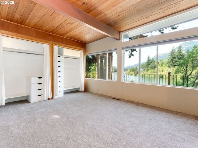 2020 GREENLEAF Dr, North Bonneville, WA 98639