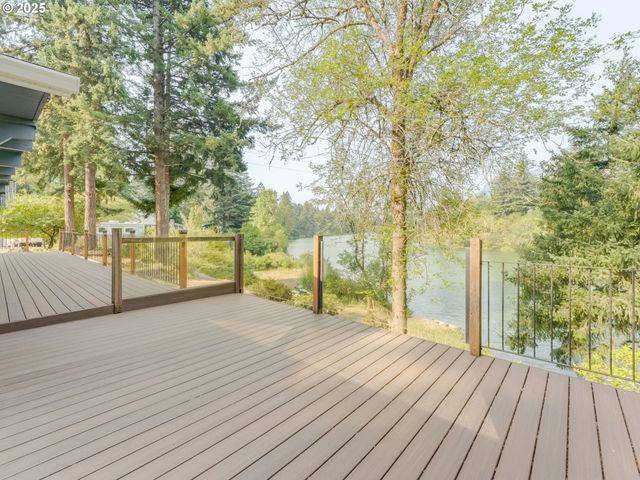 2020 GREENLEAF Dr, North Bonneville, WA 98639