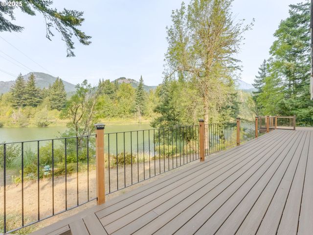 2020 GREENLEAF Dr, North Bonneville, WA 98639