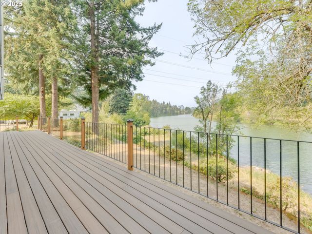 2020 GREENLEAF Dr, North Bonneville, WA 98639