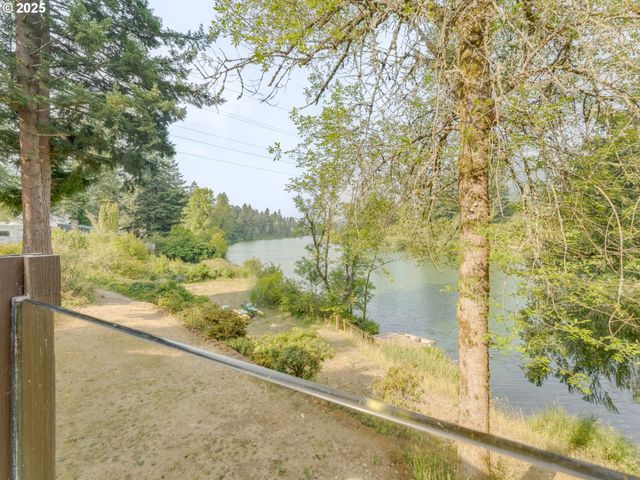 2020 GREENLEAF Dr, North Bonneville, WA 98639