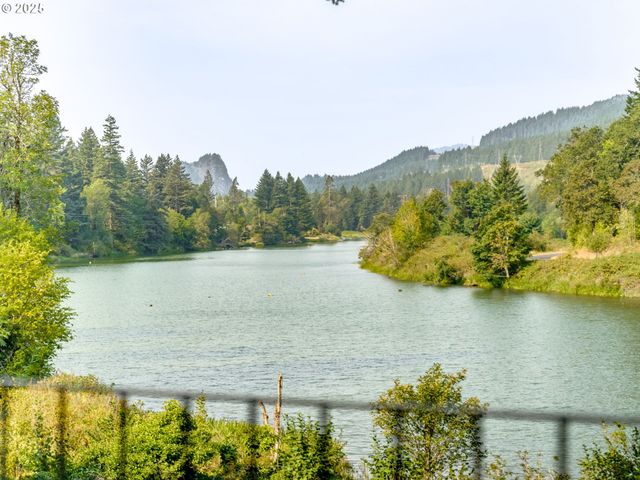 2020 GREENLEAF Dr, North Bonneville, WA 98639