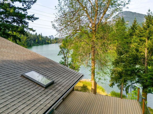 2020 GREENLEAF Dr, North Bonneville, WA 98639