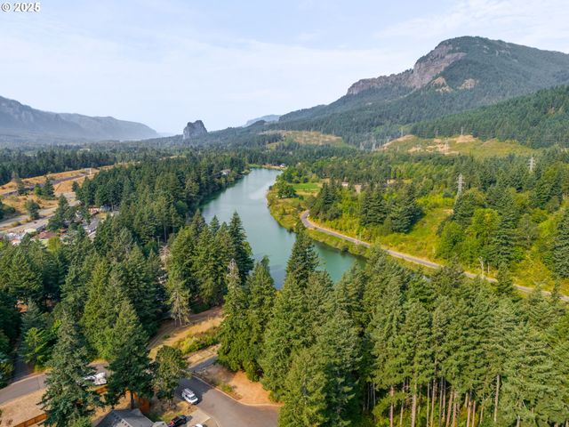 2020 GREENLEAF Dr, North Bonneville, WA 98639