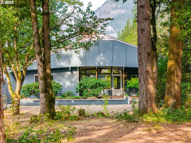 2020 GREENLEAF Dr, North Bonneville, WA 98639