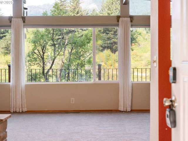 2020 GREENLEAF Dr, North Bonneville, WA 98639