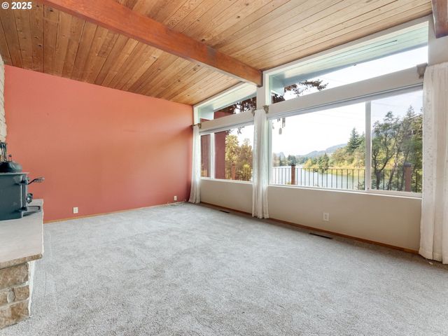 2020 GREENLEAF Dr, North Bonneville, WA 98639