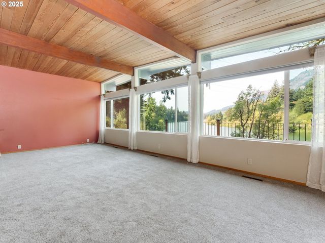 2020 GREENLEAF Dr, North Bonneville, WA 98639