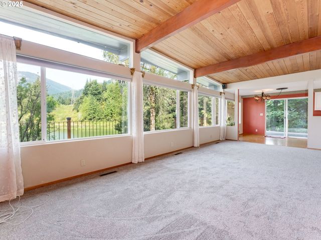 2020 GREENLEAF Dr, North Bonneville, WA 98639