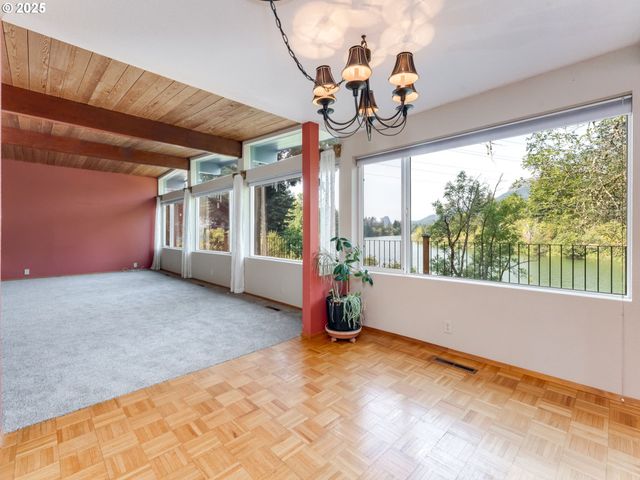 2020 GREENLEAF Dr, North Bonneville, WA 98639