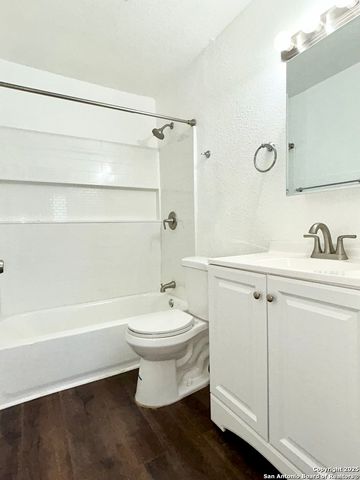 310 Finton B, San Antonio, TX 78204