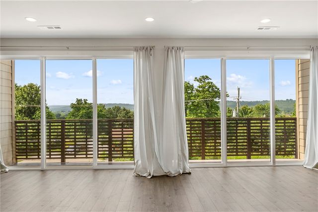 1054 E Huntsville Road, Fayetteville, AR 72701