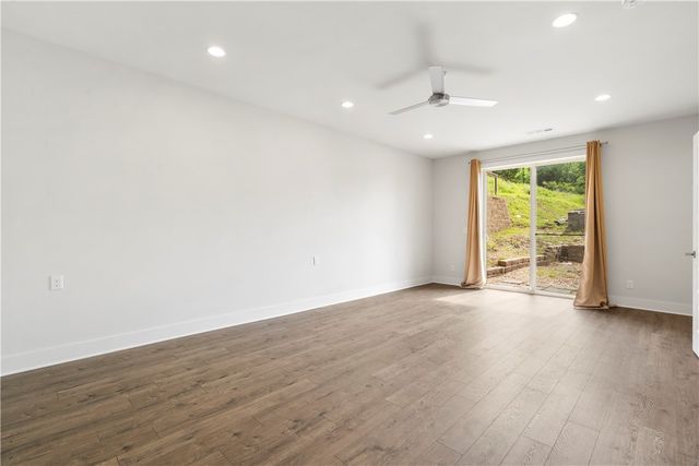 1054 E Huntsville Road, Fayetteville, AR 72701