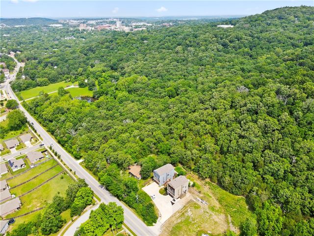 1054 E Huntsville Road, Fayetteville, AR 72701