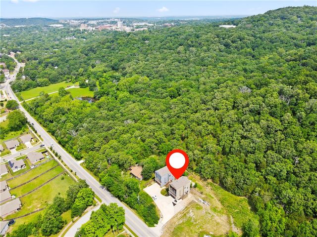 1054 E Huntsville Road, Fayetteville, AR 72701