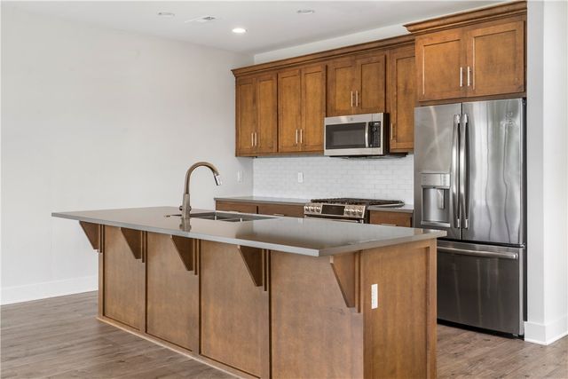 1054 E Huntsville Road, Fayetteville, AR 72701