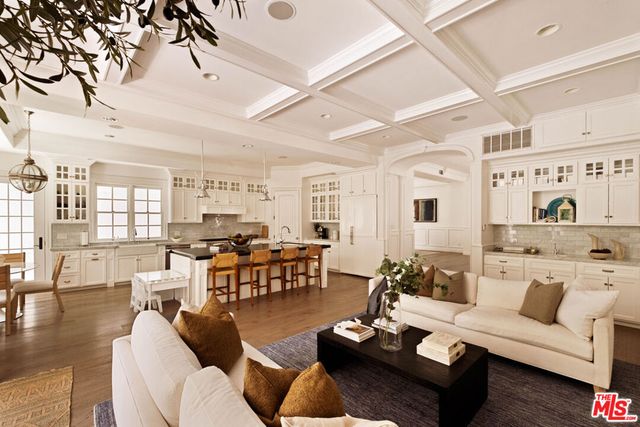 867 Wellesley Avenue, Los Angeles, CA 90049