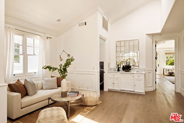 867 Wellesley Avenue, Los Angeles, CA 90049