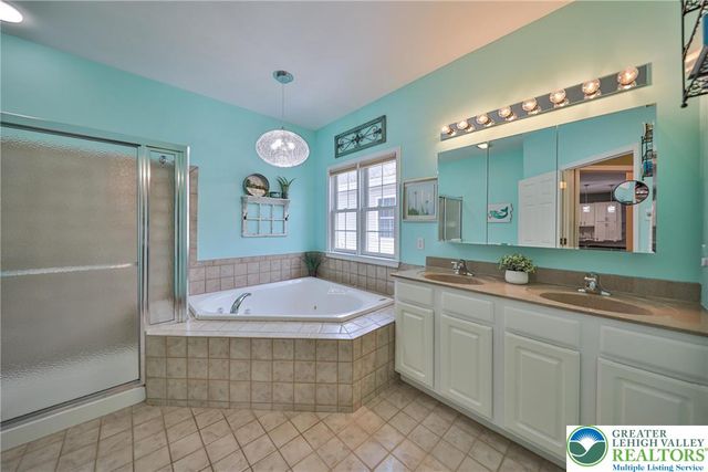 134 Glenmoor Circle South, Palmer Twp, PA 18045