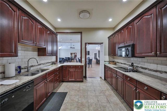 134 Glenmoor Circle South, Palmer Twp, PA 18045