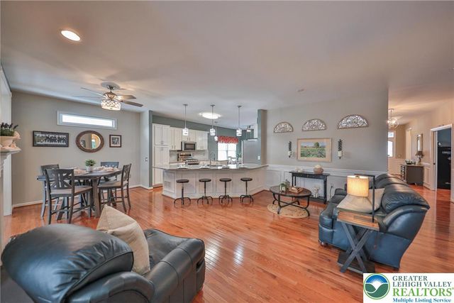 134 Glenmoor Circle South, Palmer Twp, PA 18045