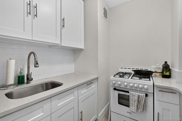 118-18 Union Turnpike 4J, Kew Gardens, NY 11415