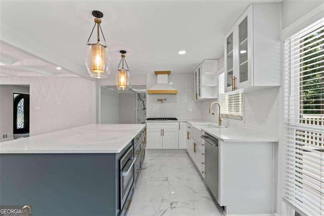 2023 Stoneleigh Drive, Stone Mountain, GA 30087