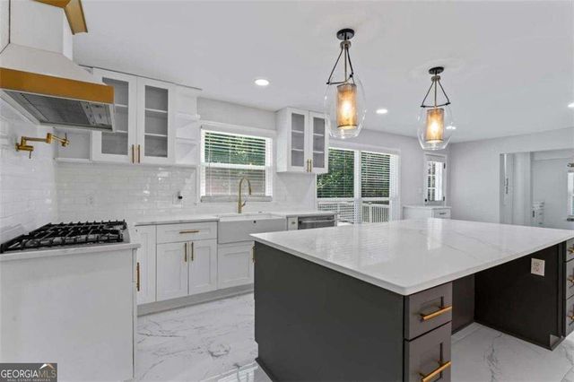 2023 Stoneleigh Drive, Stone Mountain, GA 30087