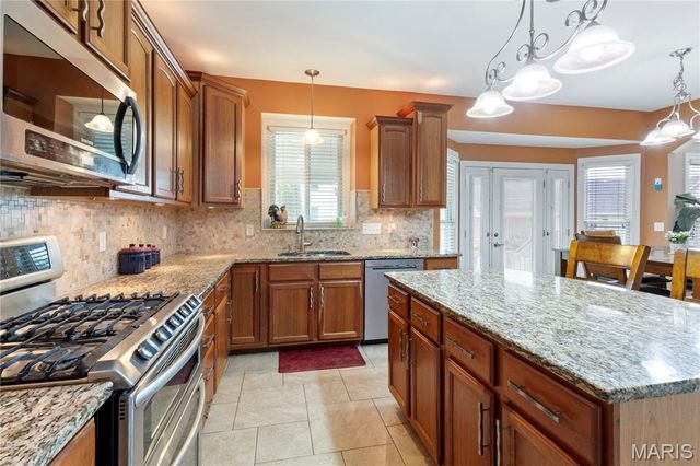 28 Twinleaf Court, St Peters, MO 63376