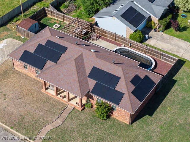 516 Loop West, Roland, OK 74954