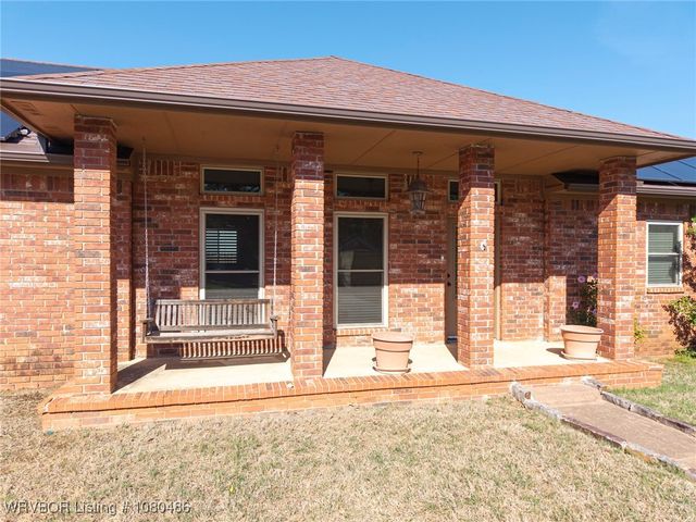 516 Loop West, Roland, OK 74954