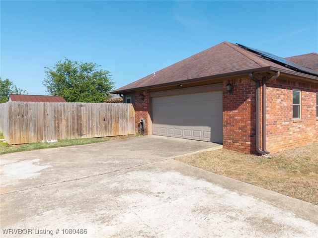 516 Loop West, Roland, OK 74954
