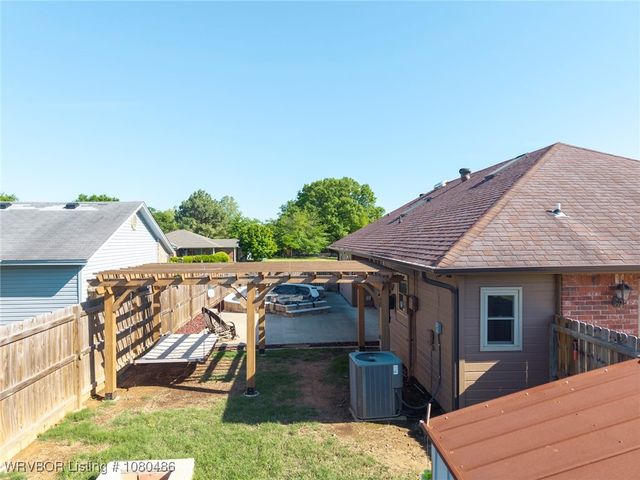 516 Loop West, Roland, OK 74954