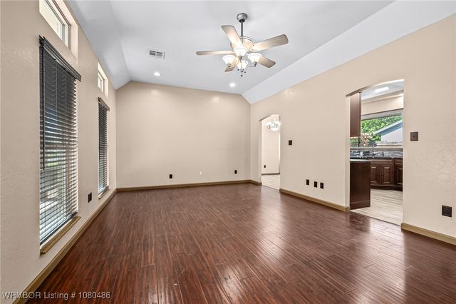 516 Loop West, Roland, OK 74954