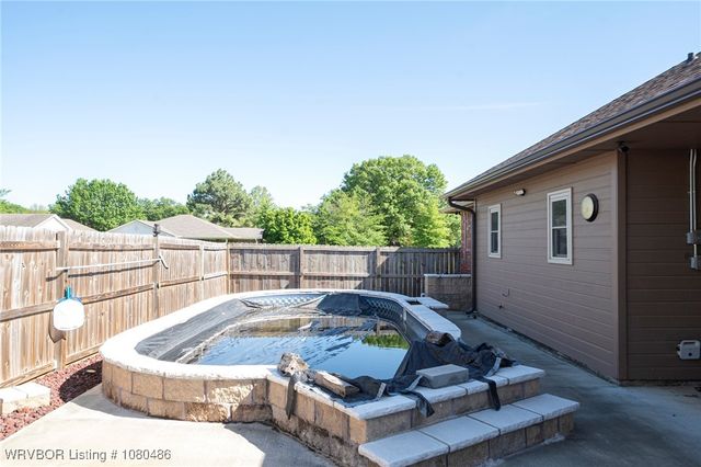 516 Loop West, Roland, OK 74954