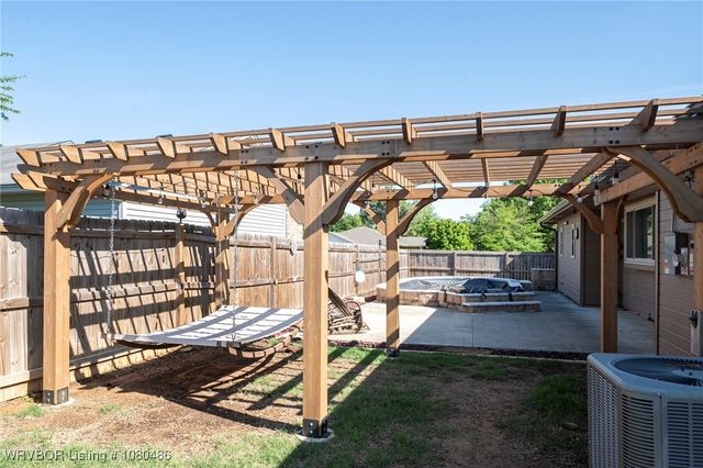 516 Loop West, Roland, OK 74954