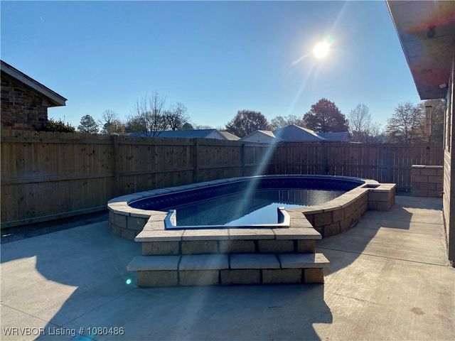 516 Loop West, Roland, OK 74954