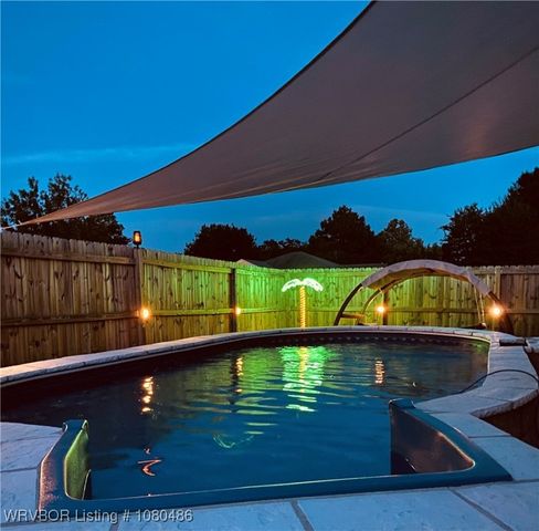 516 Loop West, Roland, OK 74954