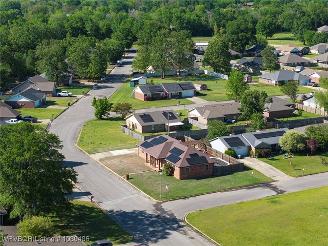 516 Loop West, Roland, OK 74954
