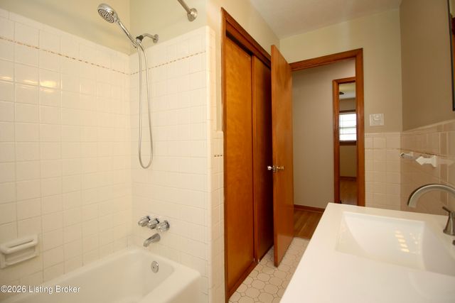 2313 Peaslee Rd, Louisville, KY 40216