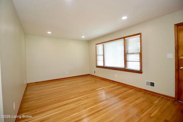 2313 Peaslee Rd, Louisville, KY 40216